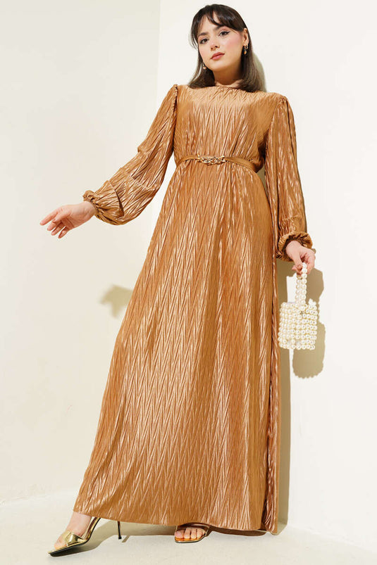 Robe plissée ceinturée couleur latte