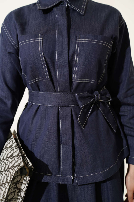 Zweiteiliger Anzug mit Gürtel, doppelten Taschen und Rock in Indigo