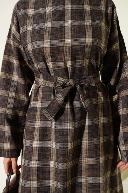 فستان واسع بنقشة مربعات مع حزام باللون البني