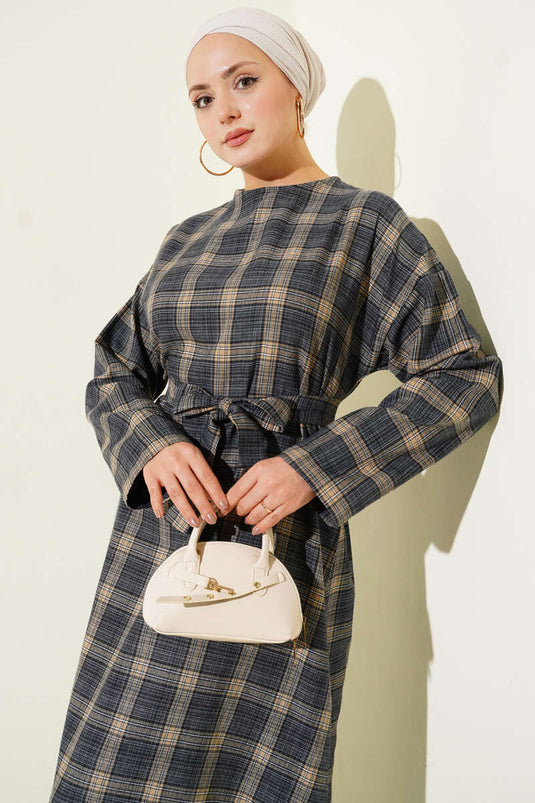 فستان واسع بنقشة مربعات مع حزام باللون الأزرق الداكن