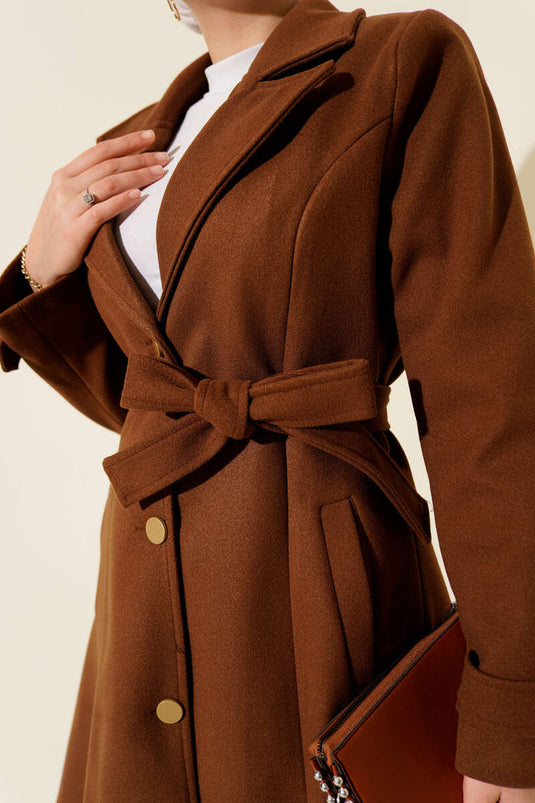 معطف من الكشمير بحزام وأزرار ذهبية اللون باللون البني