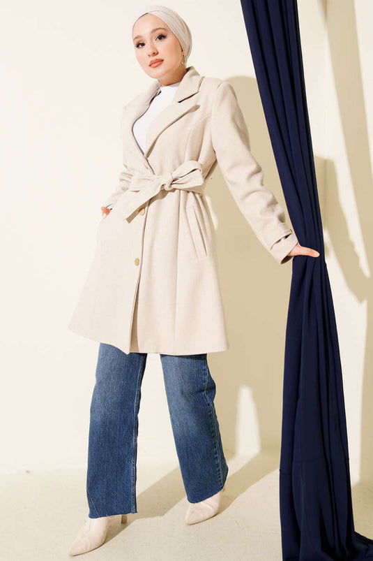 Gürtel, goldgeknöpfter Kaschmirmantel, Stein