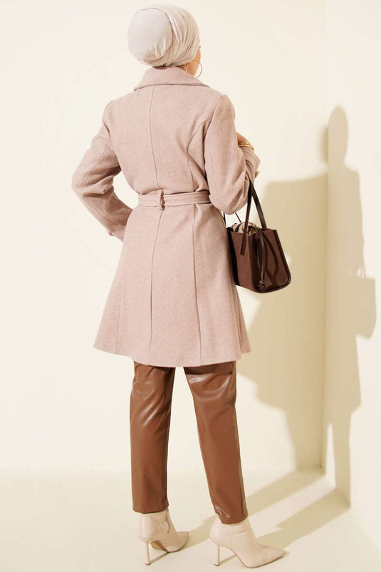 معطف من الكشمير مزين بأزرار ذهبية وحزام، لون المنك