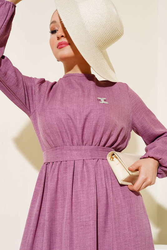 فستان من الكتان بحزام على الأرض، لون داستي روز