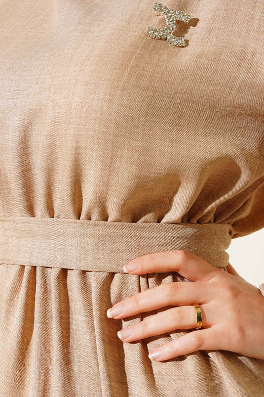 فستان من الكتان بحزام على الأرض