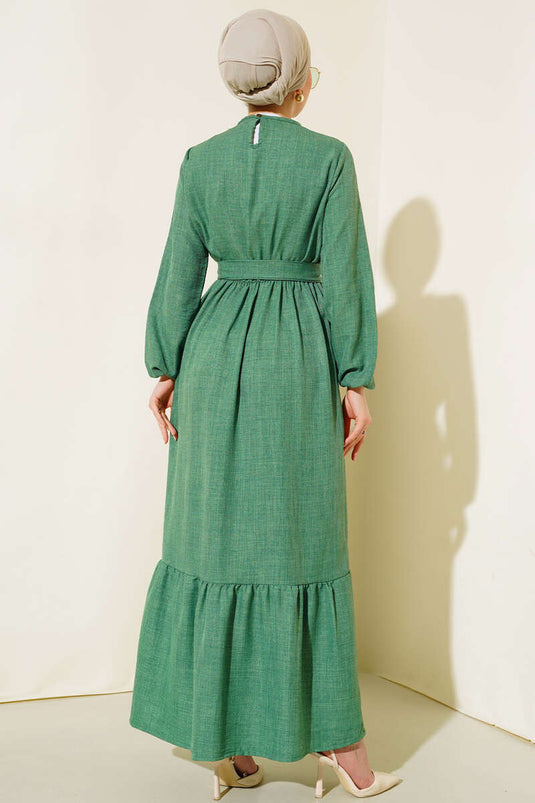 فستان من الكتان بحزام باللون الأخضر