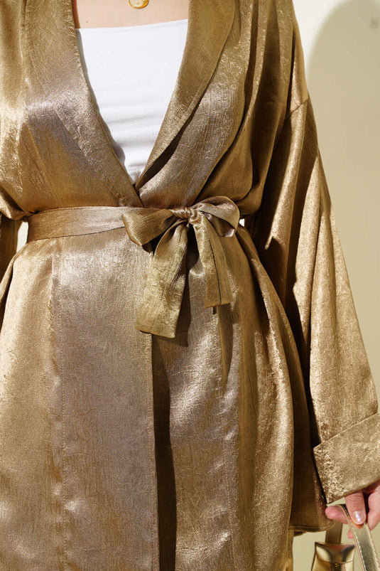 طقم من قطعتين من الساتان المجعد بحزام من ألتوني