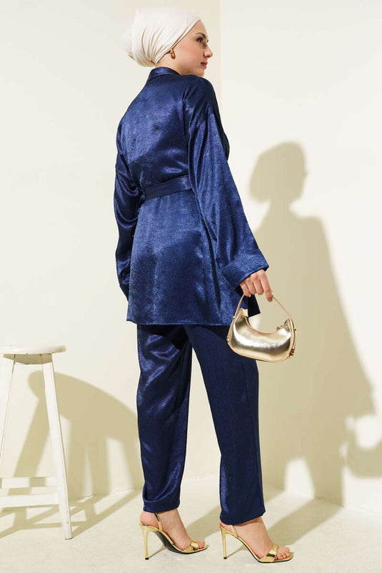 بدلة من قطعتين من الساتان المجعد بحزام أزرق داكن
