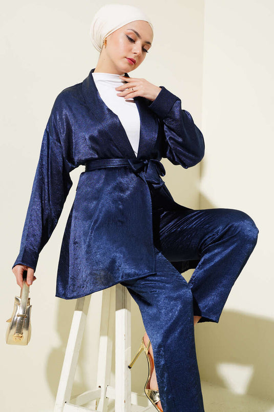 بدلة من قطعتين من الساتان المجعد بحزام أزرق داكن