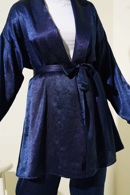 بدلة من قطعتين من الساتان المجعد بحزام أزرق داكن