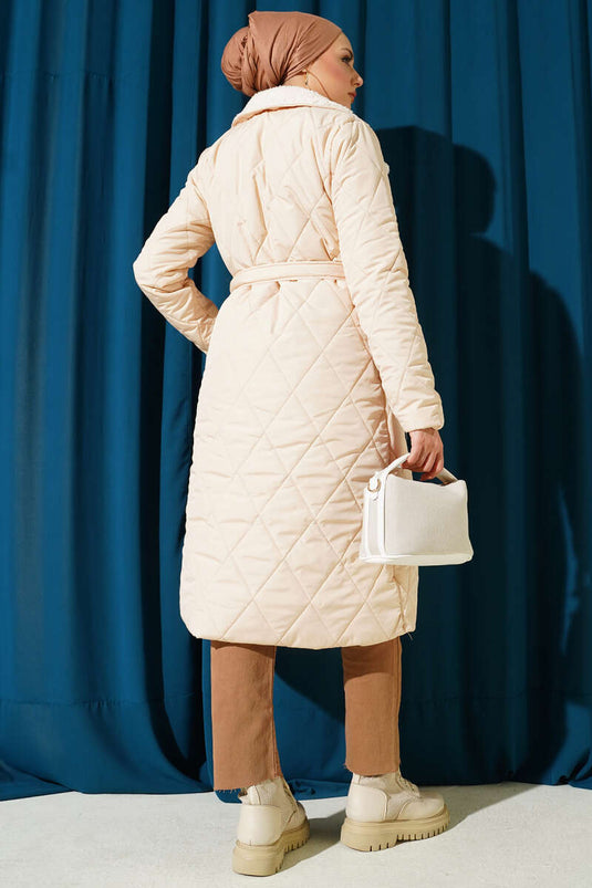 Beige, gesteppter Plüschmantel mit Gürtel und detaillierten Details