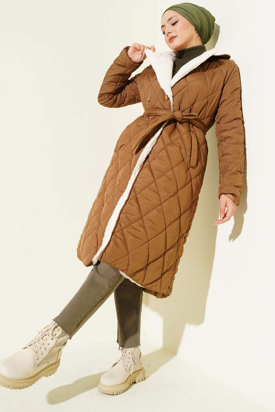 معطف مبطن بتفاصيل من القطيفة وحزام باللون البني