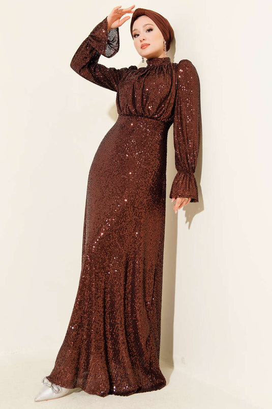 فستان سهرة بني ذو حزام وتفاصيل من الترتر