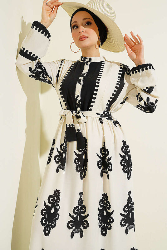 Robe en viscose à motifs avec ceinture et demi-boutons, couleur écru
