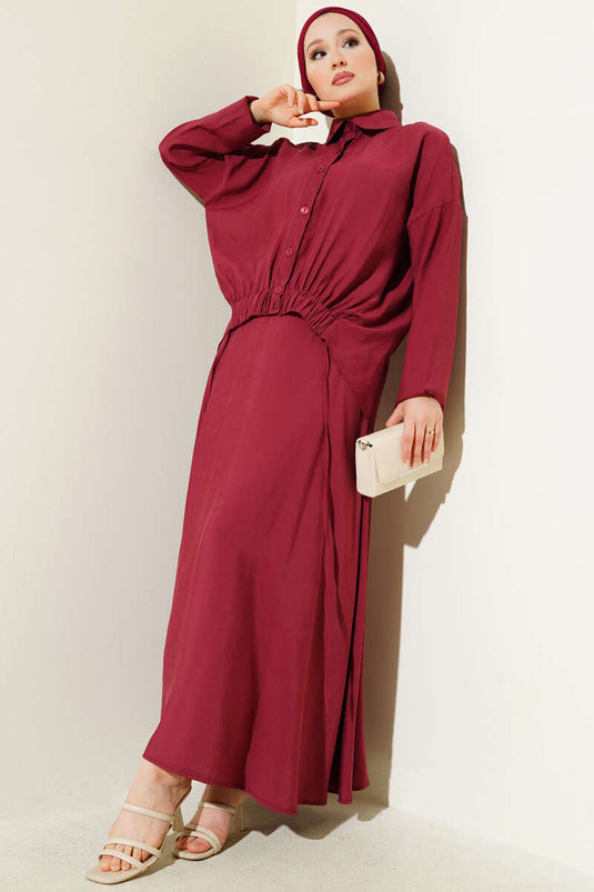 بدلة من قطعتين بتنورة مرنة وتفاصيل باللون الأحمر الداكن