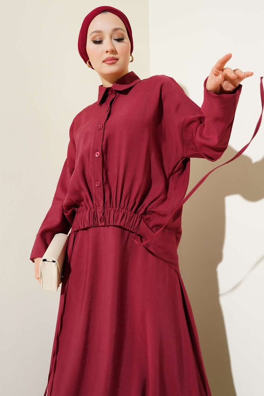 بدلة من قطعتين بتنورة مرنة وتفاصيل باللون الأحمر الداكن