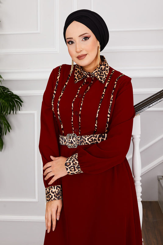 Vestido hijab con cuello camisero y estampado de leopardo en color rojo burdeos