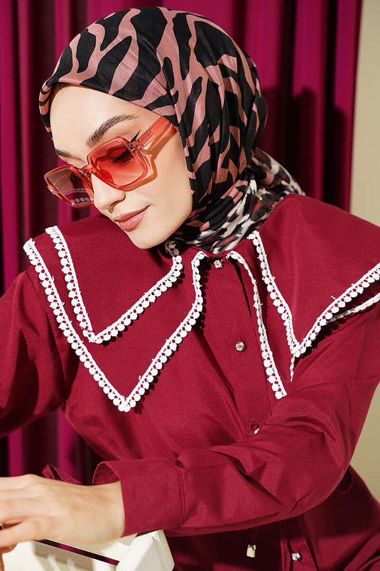 وشاح بنقشة خطوط الفهد بلون وردي داكن