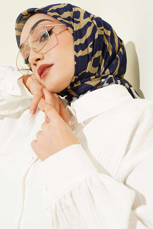 وشاح بنقشة خطوط الفهد باللون الأزرق الداكن