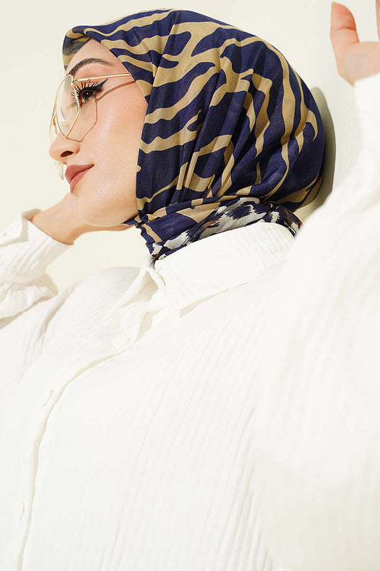 وشاح بنقشة خطوط الفهد باللون الأزرق الداكن