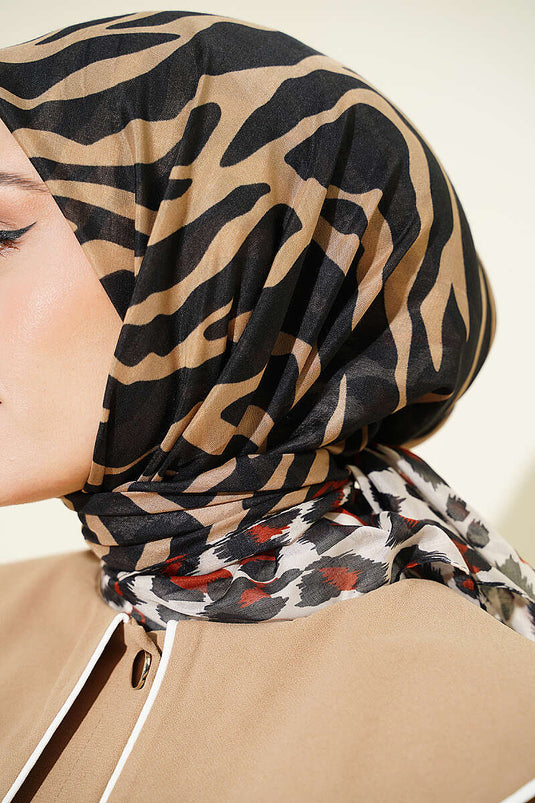 وشاح بنقشة خطوط الفهد بلون اللاتيه