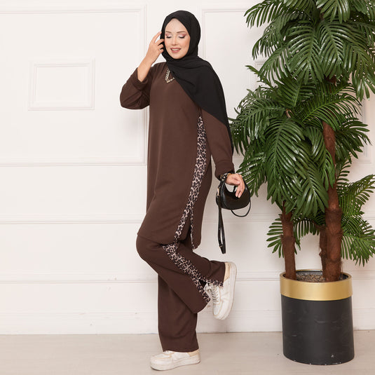 طقم أويشو بنمط الفهد مع شرائط وقصة مشقوقة بلون القهوة