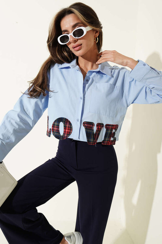Chemise courte brodée Love bleue