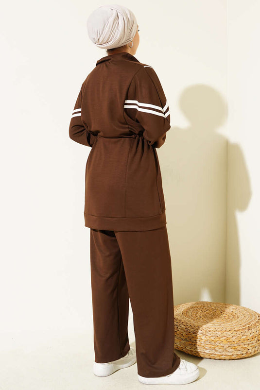 بدلة لويزا المخططة ذات الخصر النفقي باللون البني من قطعتين