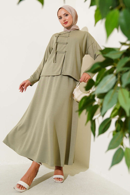 بدلة لويزا بريت ذات الأزرار والتنورة المكونة من قطعتين، باللون الأخضر اللوزي