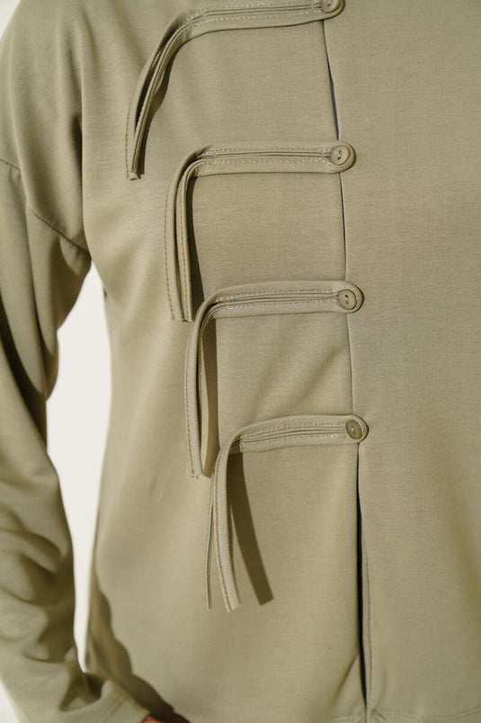 بدلة لويزا بريت ذات الأزرار والتنورة المكونة من قطعتين، باللون الأخضر اللوزي