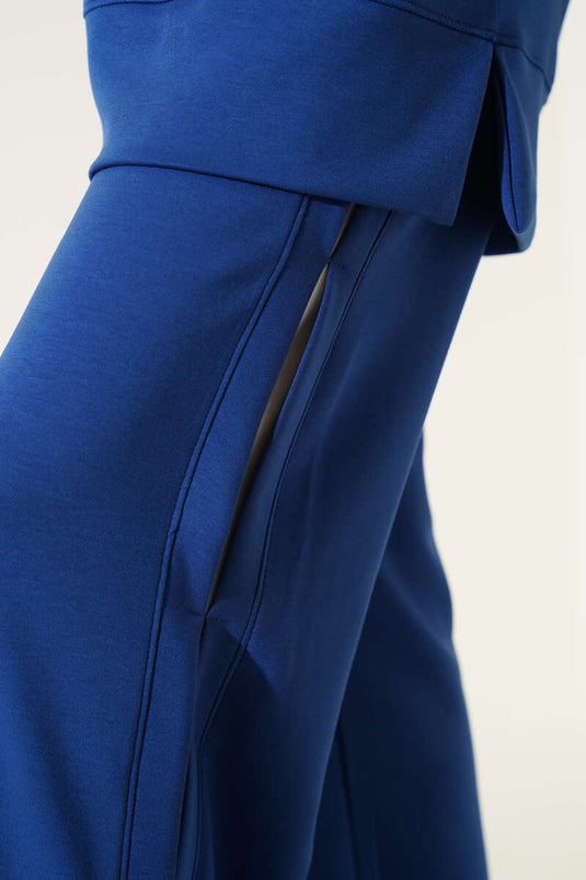 بدلة لويزا غارني المخططة المكونة من قطعتين باللون النيلي