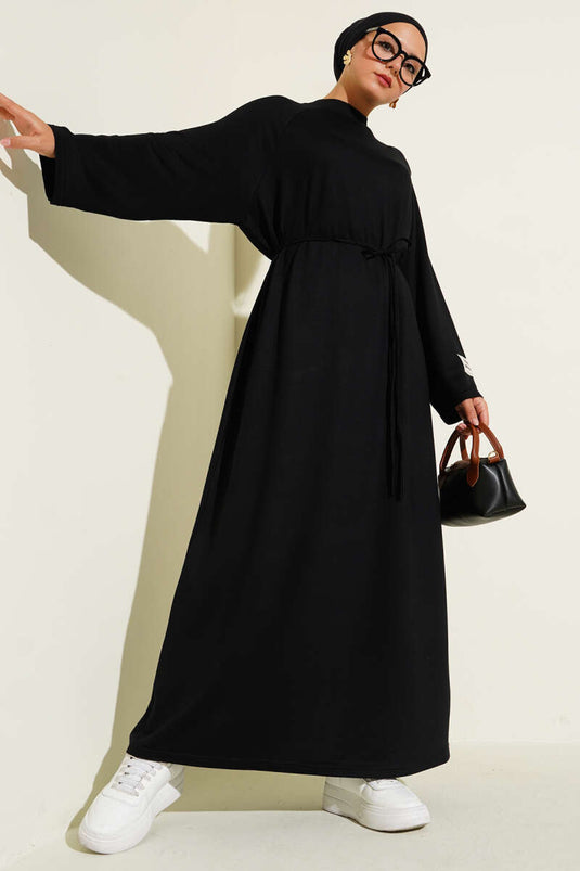 Loyşa Schwarzes Kleid mit dekorativen Ärmeln und Seilgürtel