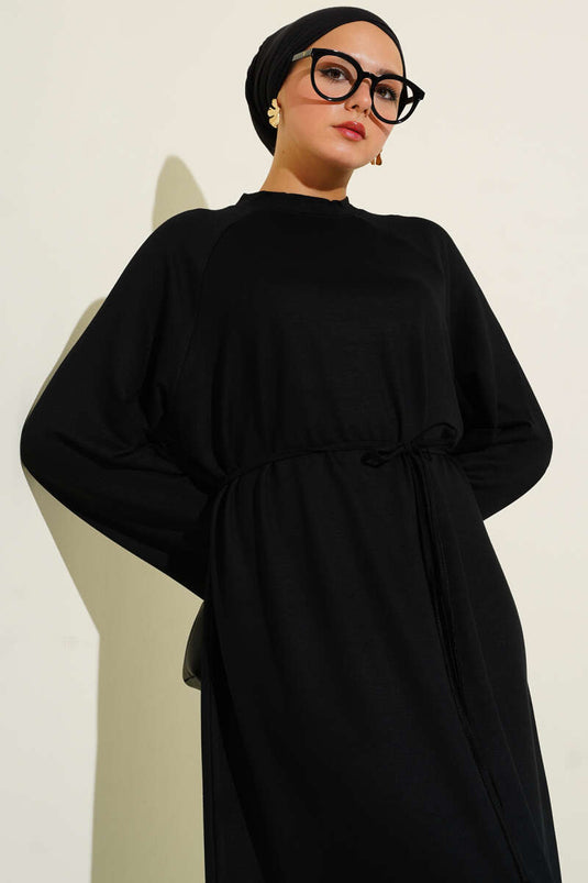 Loyşa Schwarzes Kleid mit dekorativen Ärmeln und Seilgürtel