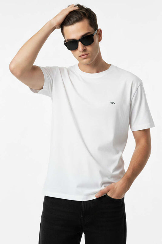 تيشيرت رجالي بياقة لويشا وشعار بلون بيج فاتح