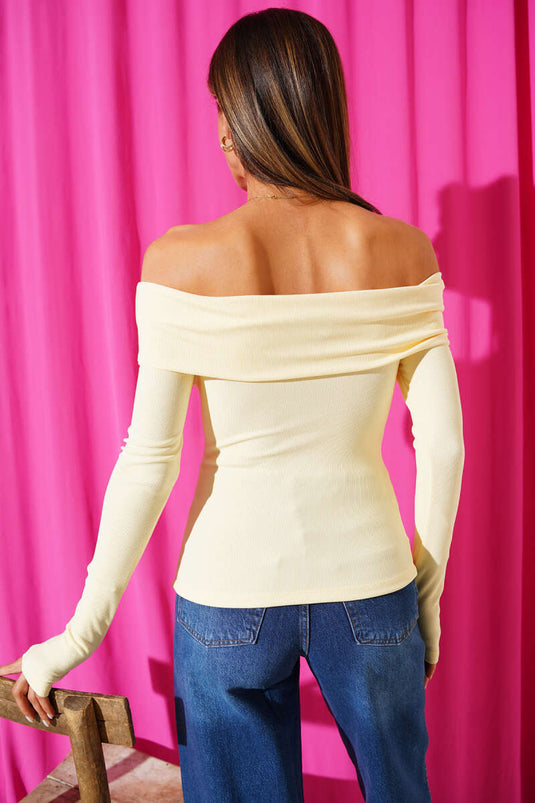 بلوزة صفراء بياقة مادونا وأزرار أمامية