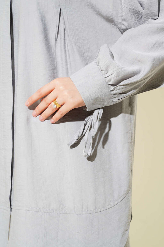 Chemise grise à poignets plissés et revers