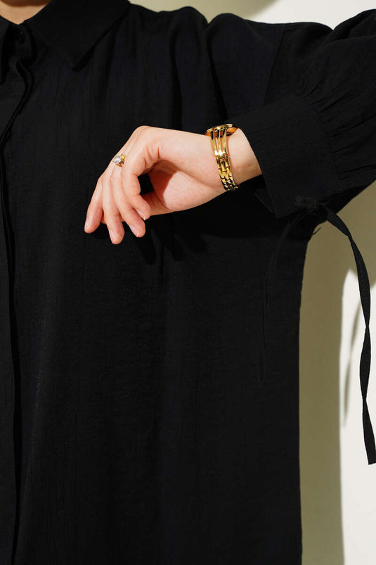 Chemise noire à poignets plissés et poignets boutonnés
