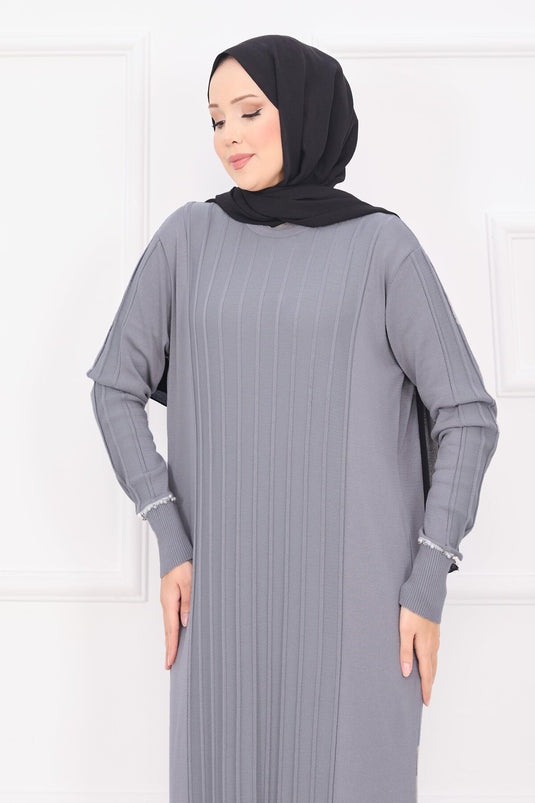 Robe en maille grise avec hijab, poignets et jupe brodés de pierres