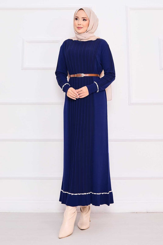 Robe en maille bleu marine avec hijab, poignets et jupe brodés de pierres