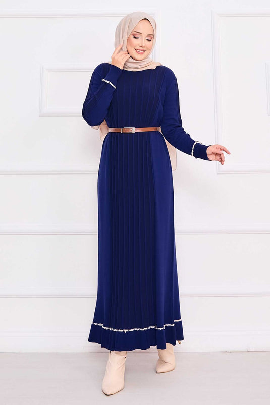 Robe en maille bleu marine avec hijab, poignets et jupe brodés de pierres