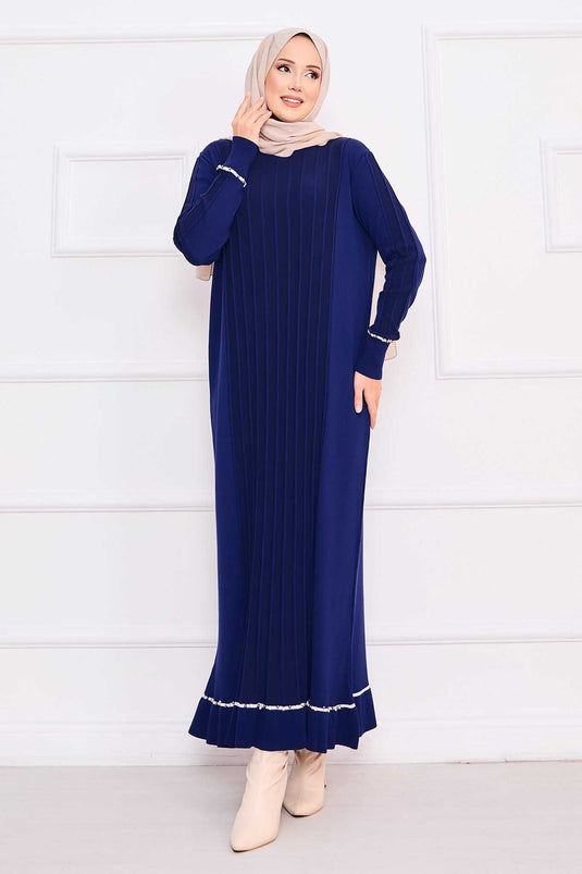 Robe en maille bleu marine avec hijab, poignets et jupe brodés de pierres
