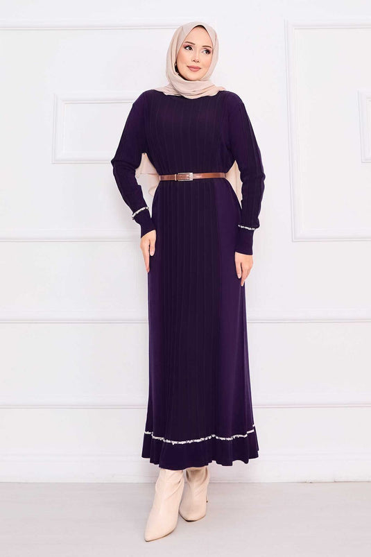 Robe en maille violette avec hijab, poignets et jupe brodés de pierres