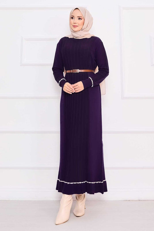 Robe en maille violette avec hijab, poignets et jupe brodés de pierres