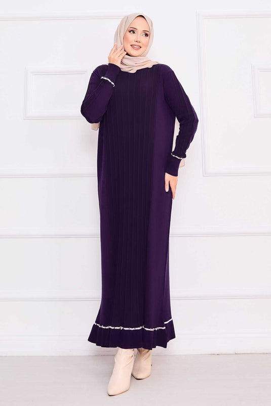 Robe en maille violette avec hijab, poignets et jupe brodés de pierres