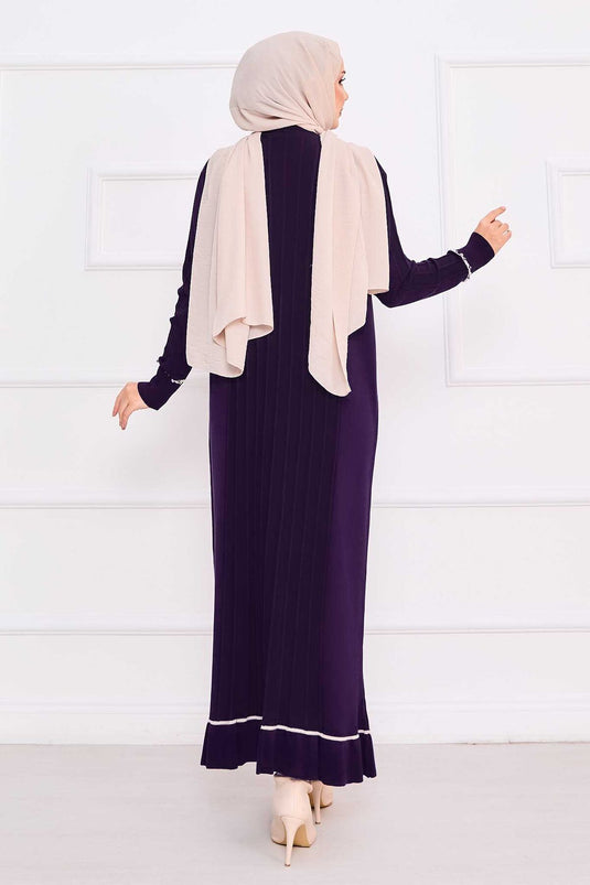 Robe en maille violette avec hijab, poignets et jupe brodés de pierres