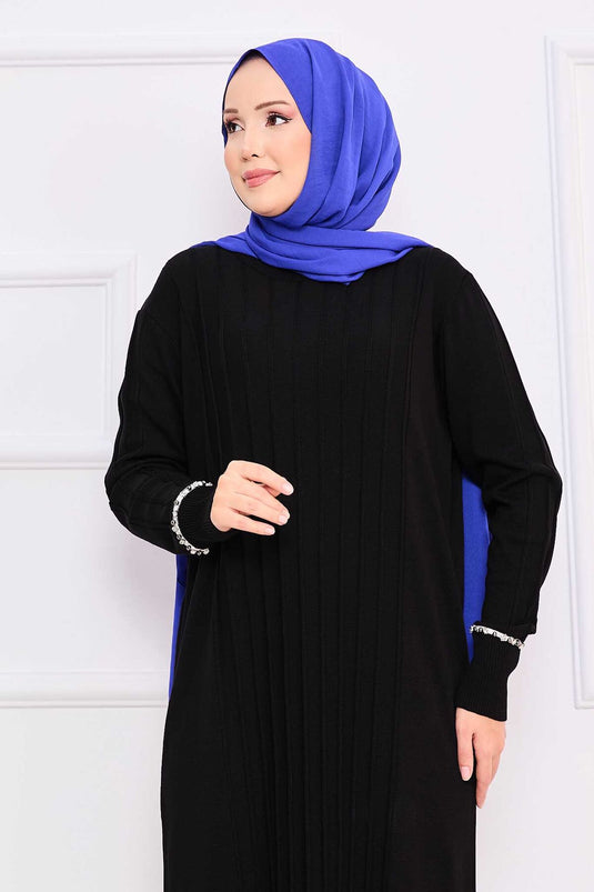 Robe noire en maille avec hijab, poignets et jupe brodés de pierres