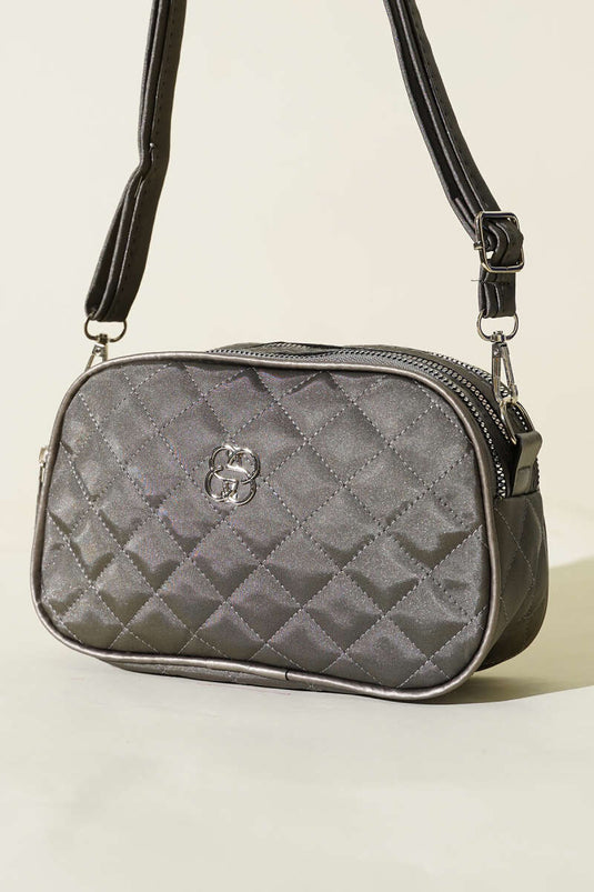 Handtasche mit Metallemblem, 3 Fächer, Platin