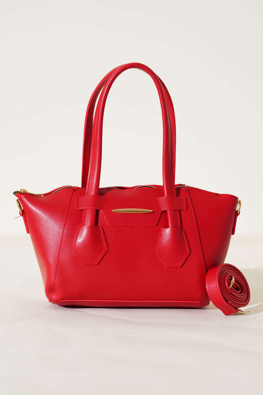 Sac à fermeture éclair rouge avec emblème métallique