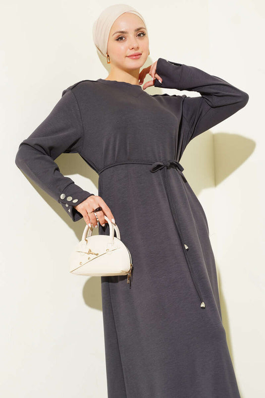 Robe gris foncé à lacets ornée de boutons métalliques