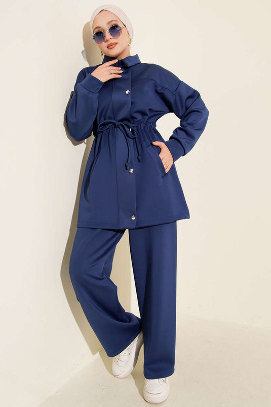 Ensemble deux pièces bleu marine en néoprène avec boutons métalliques et tunnel de taille